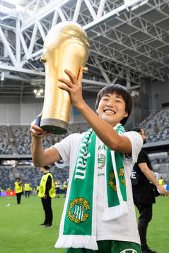 Hammarbys Maika Hamano jublar med pokalen