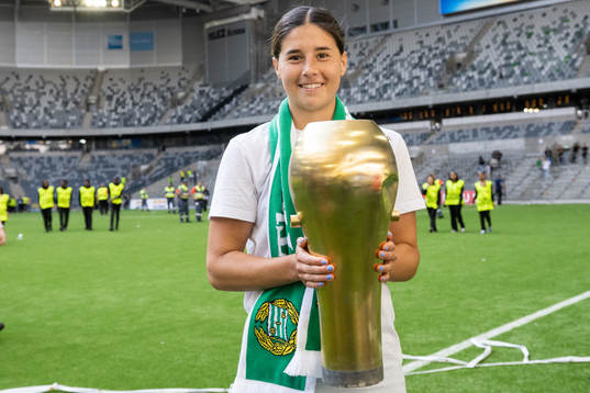 Hammarbys Kyra Cooney-Cross jublar med pokalen