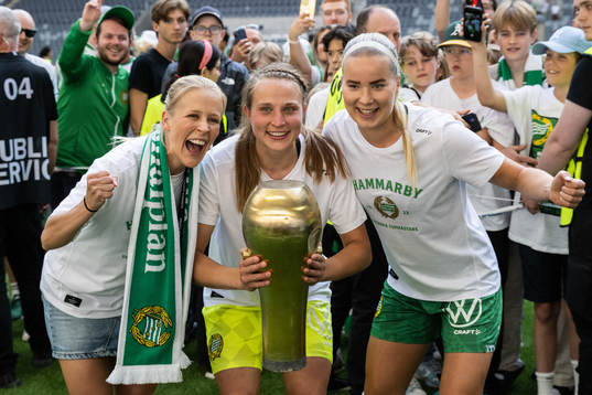 Hammarbys målvakt Anna Tamminen och Eva Nyström jublar