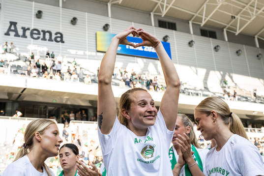 Hammarbys målvakt Anna Tamminen jublar