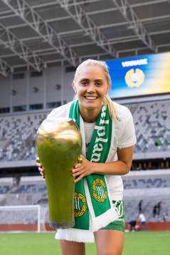 Hammarbys Alice Carlsson jublar med pokalen