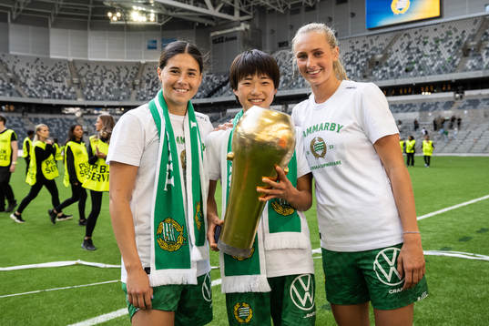 Hammarbys Kyra Cooney-Cross, Maika Hamano och Ellen
