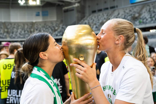 Hammarbys Madelen Janogy och Ellen Wangerheim jublar med