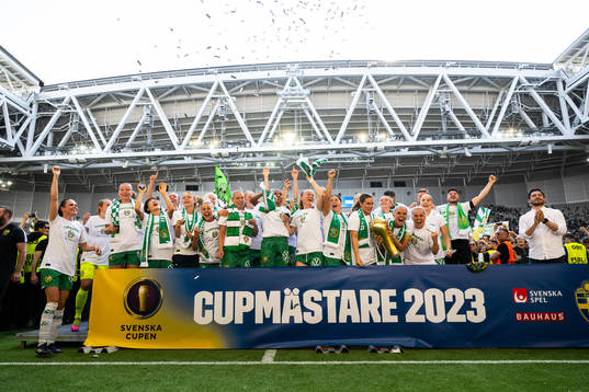 Hammarbys spelare jublar med pokalen