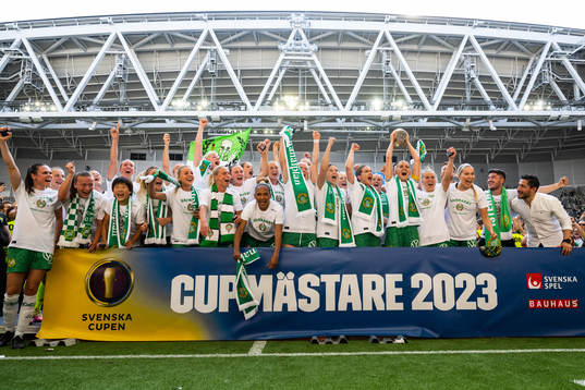Hammarbys spelare jublar med pokalen