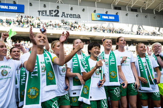 Hammarbys Maika Hamano jublar med lagkamrater