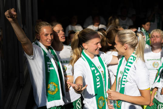 Hammarbys Matilda Vinberg och Alice Carlsson jublar