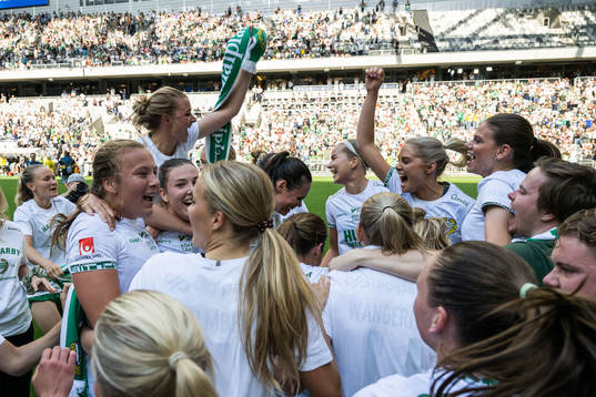 Hammarbys spelare jublar