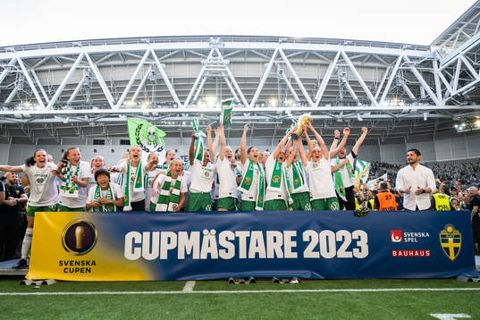 Hammarbys spelare jublar med pokalen