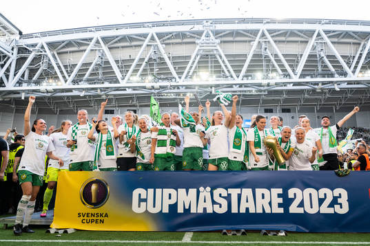 Hammarbys spelare jublar med pokalen