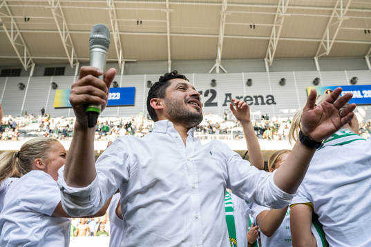Hammarbys tränare Pablo Pinones-Arce jublar