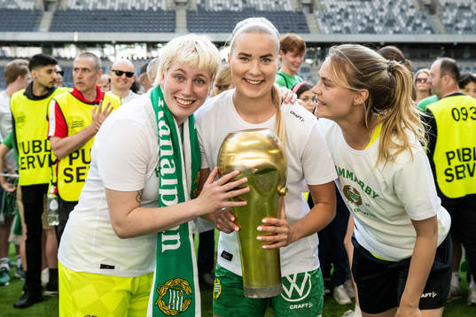 Hammarbys målvakt Moa Edrud, Eva Nyström och målvakt