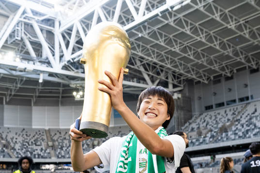 Hammarbys Maika Hamano jublar