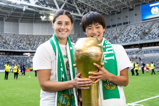 Hammarbys Kyra Cooney-Cross och Maika Hamano jublar