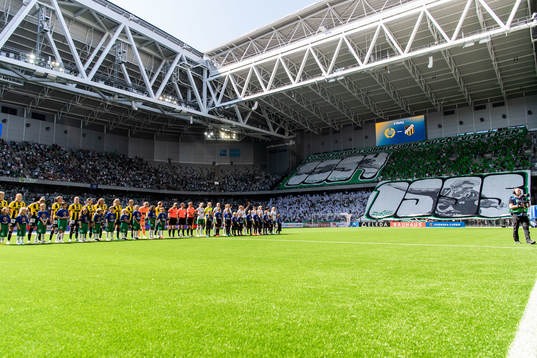 Häckens och Hammarbys spelare framför tifo