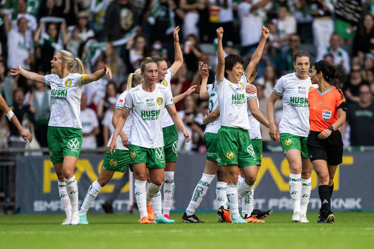 Hammarbys Maika Hamano jublar med lagkamrater
