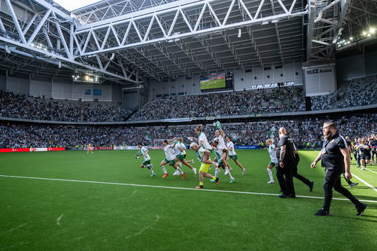 Hammarbys spelare jublar vid slutsignalen