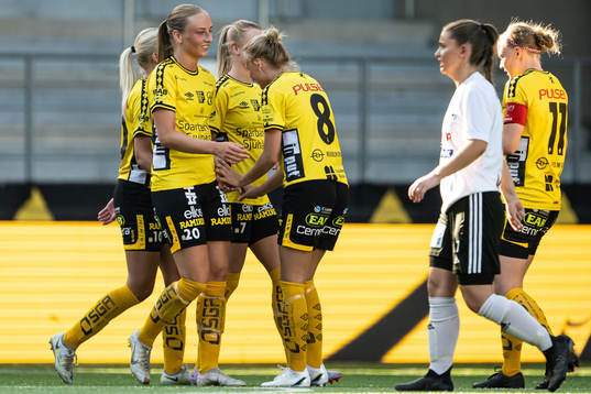 Elfsborgs Stina Jensen jublar med lagkamrater