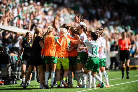 Hammarbys spelare jublar