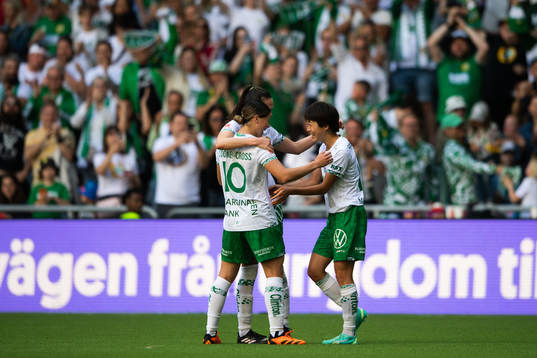 Hammarbys Kyra Cooney-Cross och Maika Hamano jublar