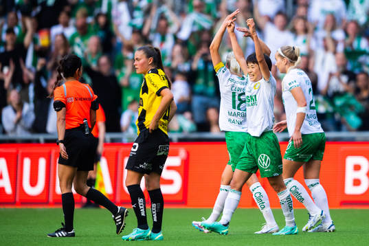 Hammarbys Maika Hamano jublar med lagkamrater