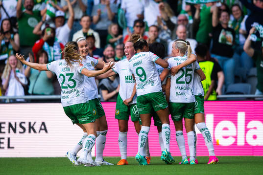 Hammarbys Maika Hamano jublar med lagkamrater