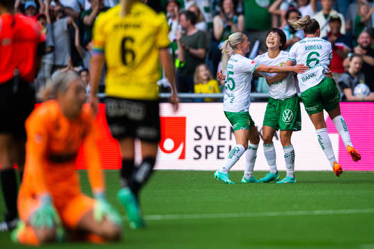 Hammarbys Maika Hamano jublar med lagkamrater