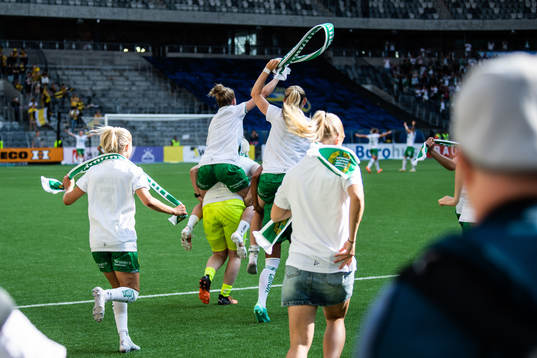 Hammarbys spelare jublar