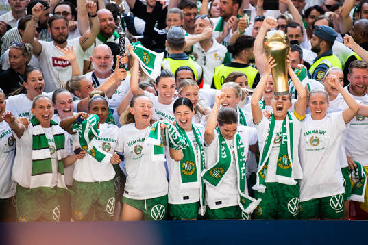 Hammarbys spelare jublar med pokalen