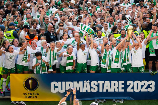 Hammarbys spelare jublar med pokalen