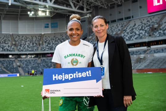 Hammarbys Madelen Janogy med representant från Svenska spel