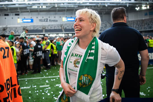 Hammarbys målvakt Moa Edrud jublar