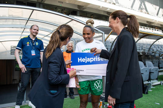 Hammarbys Madelen Janogy med representant från Svenska spel