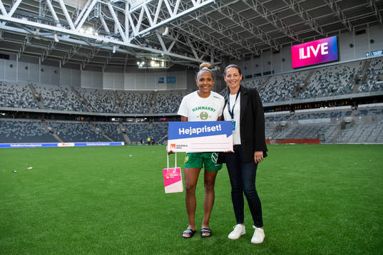 Hammarbys Madelen Janogy med representant från Svenska spel
