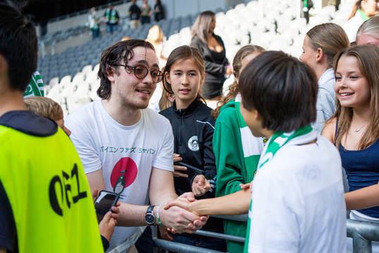 Hammarbys Maika Hamano med supporter