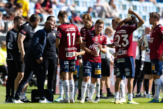 Örgrytes tränare Jeffrey Aubynn pratar med Noah