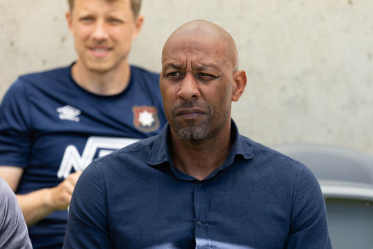 Örgrytes tränare Jeffrey Aubynn innan fotbollsmatchen i