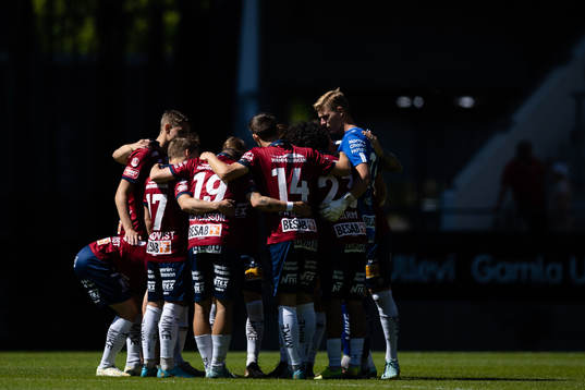 Örgrytes spelare samlade innan fotbollsmatchen i