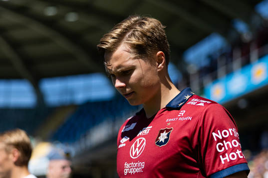 Örgrytes Linus Tagesson innan fotbollsmatchen i Superettan