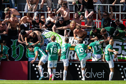 Jönköpings Södras August Karlin jublar med lagkamrater