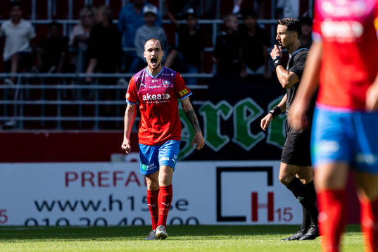 Helsingborgs Adam Hellborg reagerar