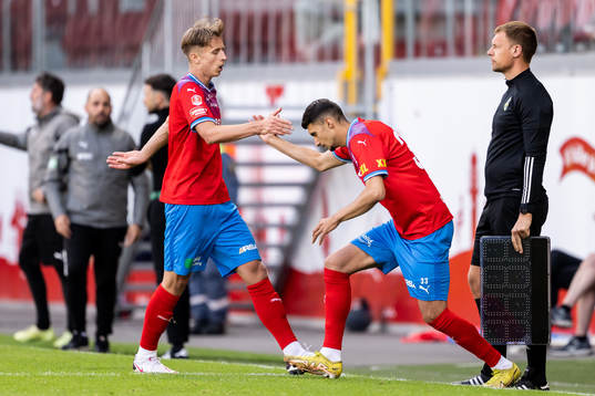 Helsingborgs Lucas Kjellnäs och Amar Muhsin byter