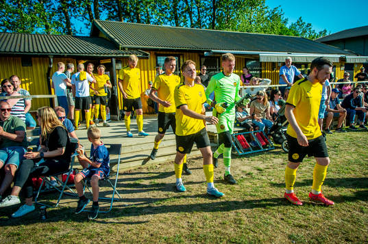 Västra Ingelstads spelare kommer ut innan