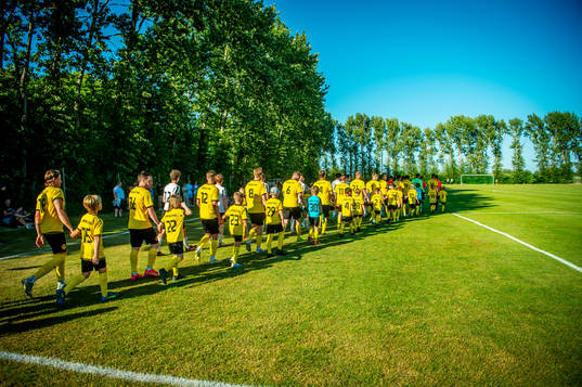 Spelarna går in på planen innan sextondelsfinalen i DM