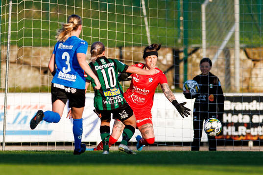 Varbergs Sofia Eliasson gör 1-0 på Halmstads målvakt
