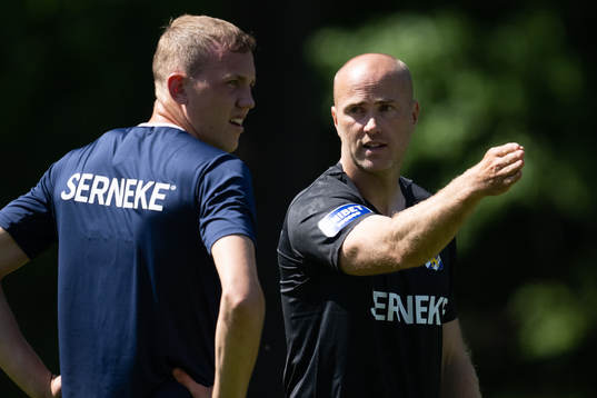 Nya tränaren Jens Berthel Askou pratar med Adam Carlén