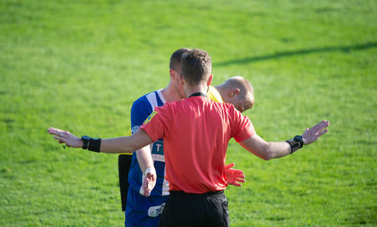 Domaren tillrättavisar spelare i matchen i division 2