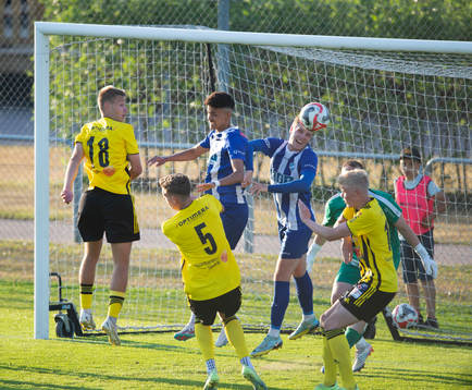 IFK Hässleholms André Gustafson nickar i matchen i