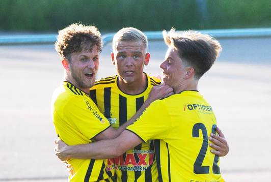 IFK Hässleholms 2-målsskytt Olle Kjellman Olblad grattas
