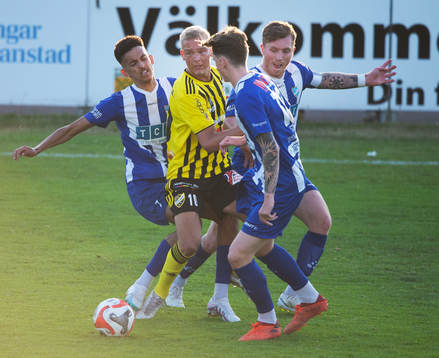 IFK Hässleholms 2-målsskytt Olle Kjellman Olblad  kläms